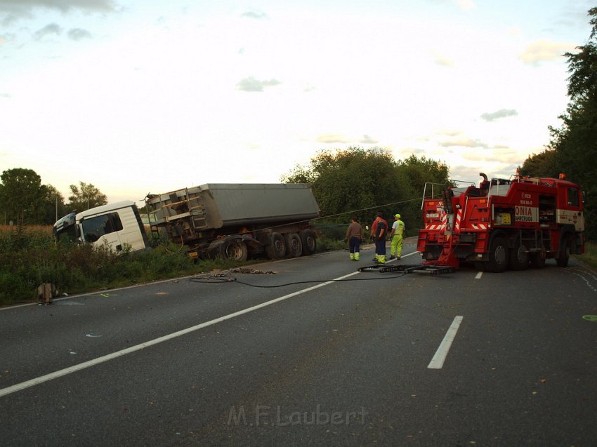 Schwerer VU Koeln Immendorf Kerkraderstr P449.JPG